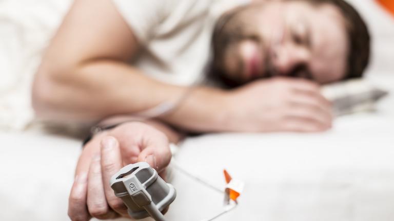 Apnee notturne, scopri se sei a rischio: cause e sintomi